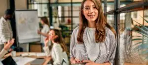 Hero-woman-front-of-office